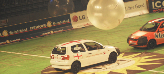 Beulen, Flanken, Lattenkracher: beim Autoball ist alles möglich: Autoball: Wenn Autos auf Fußball treffen