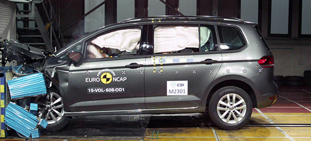 Video: So sicher ist der 2015er VW Touran: Der neue Touran im NCAP-Crashtest 