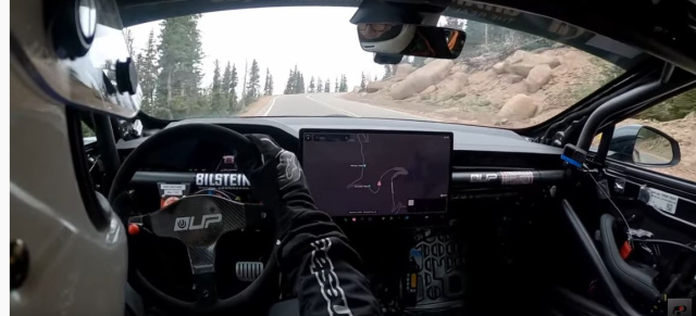 VIDEO - Randy Pobst mit Vollstrom zum Gipfel: Tesla Model S Plaid gewinnt Pikes Peak Rennen 2021