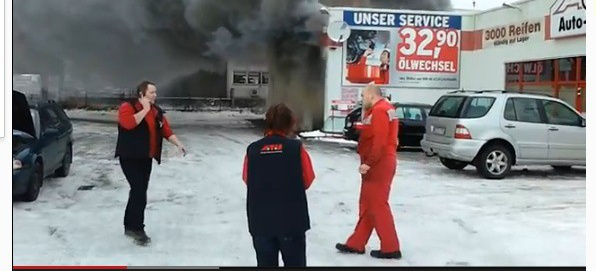 VIDEO: Explosion  bei A.T.U. So schnell geht eine Werkstatt in die Luft: Bei Minute 2:19 fliegt der Laden in die Luft