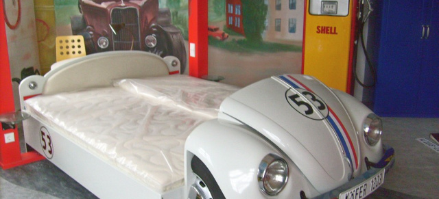 Möbel aus Autos  der Käfer im Schlafzimmer: Martin Schlund baut aus Oldtimern einzigartige Automöbel