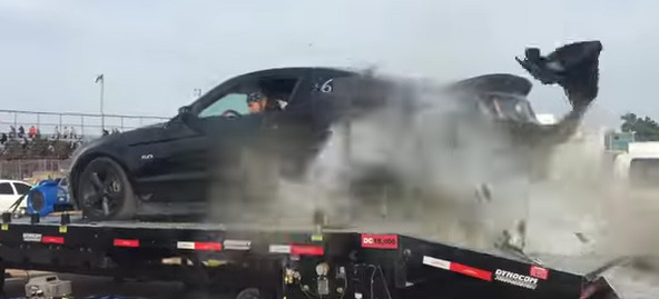 Video: Ford Mustang Reifenplatzer bei Tempo 240: Wenn auf dem Prüfstand das Hinterrad explodiert