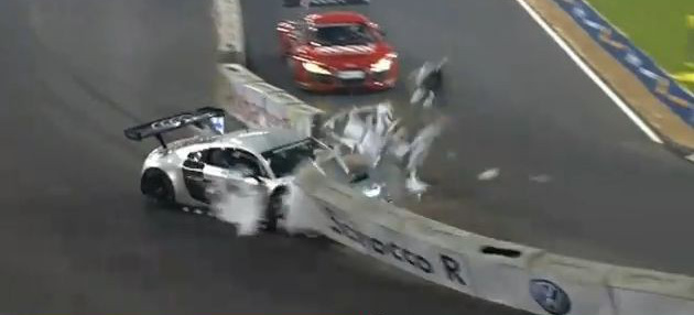 VIDEO: Heikki Kovalainen zerlegt seinen Audi R8 LMS: Spektakulärer Crash beim Race of Champions in Düsseldorf
