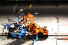 Hier zerlegt es zwei Lego-Klassiker bei 60 km/h: Crash-Video: Lego Technic Porsche vs. Bugatti
