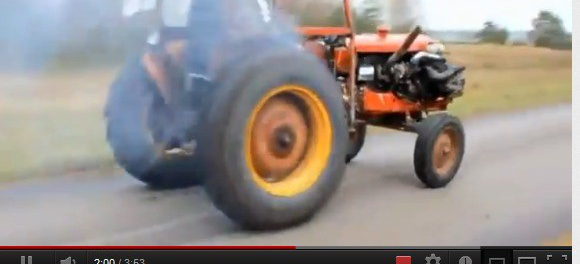 VIDEO: Burnout, Donuts, und 100 km/h im Turbo-Traktor: Stattliches Landmaschinen-Tuning dank Turboumbau