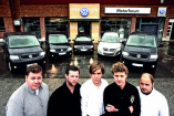 The Hives gehen ab sofort im Volkswagen auf Tour: Fahrzeugübergabe an die Paten der Volkswagen Sound Foundation
