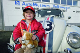 Käfer begeistert Simon!: Kleiner Mann auf großer Fahrt im Herbie - AutoMuseum Volkswagen erfüllt krebskrankem Jungen Herzenswunsch