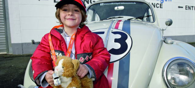 Käfer begeistert Simon!: Kleiner Mann auf großer Fahrt im Herbie - AutoMuseum Volkswagen erfüllt krebskrankem Jungen Herzenswunsch