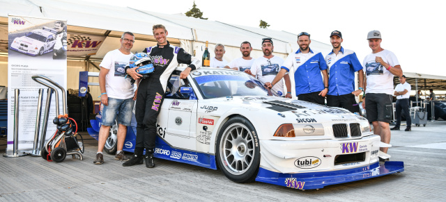 Never-Forget-Tribute-To-Georg-Plasa-KW-Team startet beim Glasbachrennen: Georg Plasas BMW 320 Judd V8 zurück am Berg