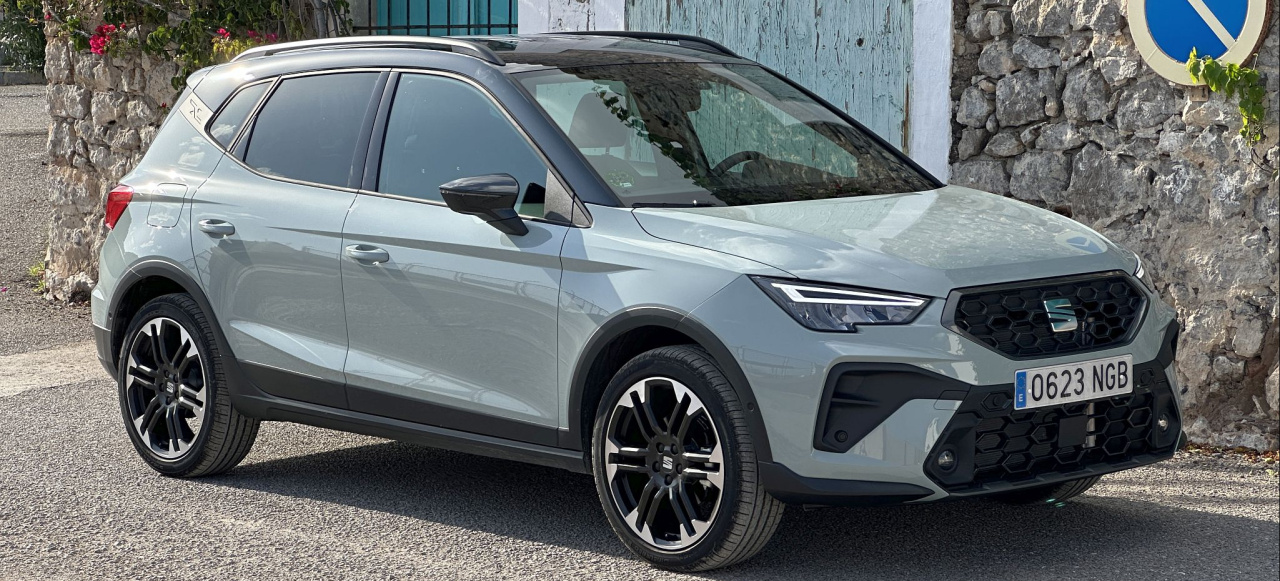 Nach dem Facelift von 2022 folgt nun die nächste Modellpflege. Der SEAT Arona und der Ibiza erhalten neue Fronten, frische Farben und behalten bewährte Technik.: Video: SEAT frischt Ibiza und Arona erneut auf