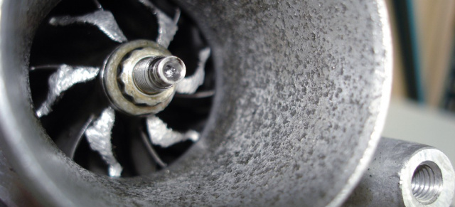 Tipp: Turboladerschaden erfordert auch den Austausch des Ladeluftkühlers: Im Ladeluftkühler verbliebene Metallspäne können Motorschäden verursachen.