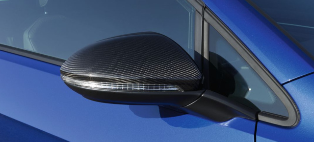 Volkswagen Zubehör macht deinem Golf ein Weihnachtsgeschenk: VW Golf 7 Carbon-Spiegelkappen zum Nachrüsten