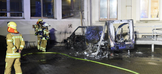 Schon wieder: Akkus des Streetscooter explodierten: Lieferfahrzeug der Post brennt lichterloh in Herne
