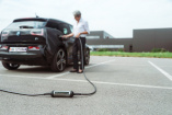 BMW lädt im Werk flexibel: Juice Booster-Spezialanfertigung für die BMW Group