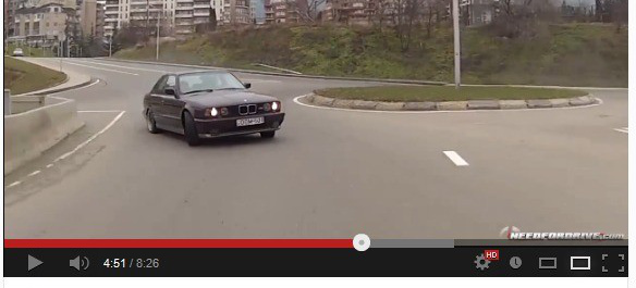 VIDEO: So hirnlos kann ein Drift im BMW M5 sein: Zündung an Hirn aus So krass geht es auf Georgiens Straßen zu.