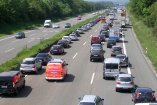 Bei Stau und stockendem Verkehr lebenswichtig: So bildet man eine Rettungsgasse! Ist überhaupt nicht schwer!