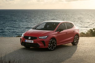 Zum 75. Markenjubiläum frischt Seat den Ibiza mit neuen LED-Leuchten und Feinschliff im Innenraum auf – doch echte Technikneuheiten fehlen: Forever Young – der Seat Ibiza 2026 bleibt sich treu
