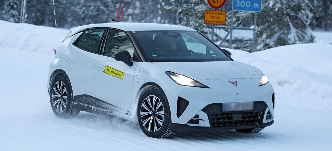 Kompakt-SUV Raval erstmals ohne Tarnung – mit neuem Design, Front-Elektromotor und MEB Evo-Technik: Cupra Raval ungetarnt erwischt: 226 PS, Frontantrieb und 400 km Reichweite