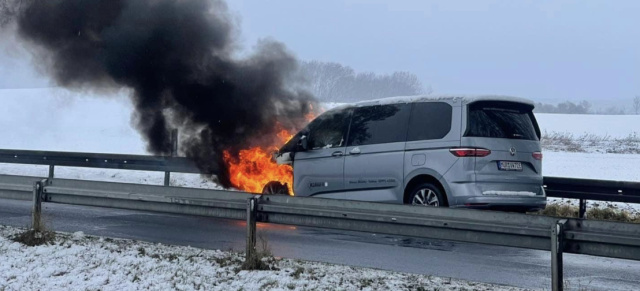 Brandgefahr beim neuen VW T7 eHybrid?: Neuer VW Multivan während der Fahrt in Brand geraten