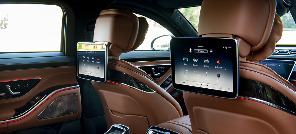 Infotainment der Zukunft: Mercedes Benz Autos mit Tablets auf dem