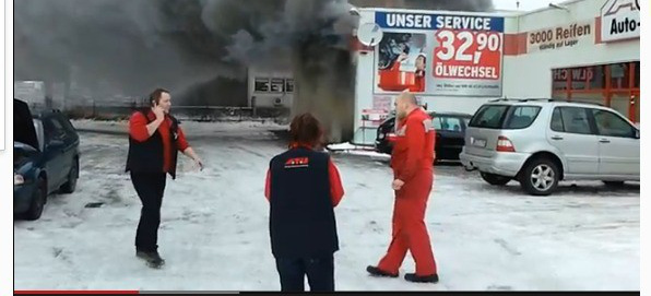 VIDEO: Explosion bei A.T.U. So schnell geht eine Werkstatt in die Luft: Bei Minute 2:19 fliegt der Laden in die Luft