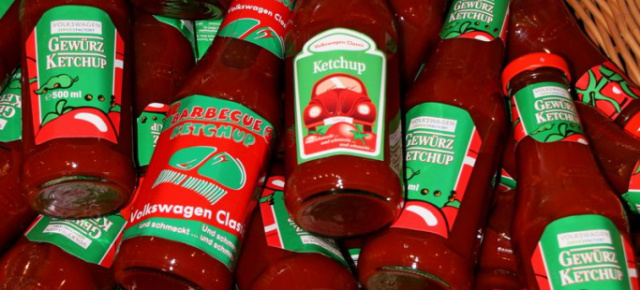 Volkswagen Kult-Curry-Ketchup als Sonderedition: Weltpremiere auf der Techno Classica  die limitierte Sonderflasche ist ab heute an Tor 17 erhältlich