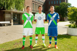 VfL Wolfsburg stellt neues Trikot und neue Spieler im Volkswagen Werk Wolfsburg vor : Aaron Hunt, Sebastian Jung und Paul Seguin trugen drei neue Designs mit wirkungsstarkem Kreuz.