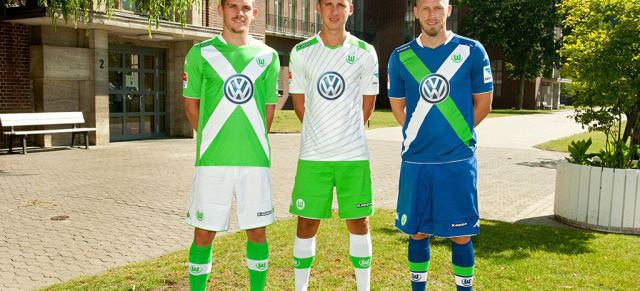 VfL Wolfsburg stellt neues Trikot und neue Spieler im Volkswagen Werk Wolfsburg vor : Aaron Hunt, Sebastian Jung und Paul Seguin trugen drei neue Designs mit wirkungsstarkem Kreuz.