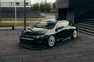 Ganz schön deep: Pechschwarzer VW Scirocco mit grellweißen Felgen zu Boden gebracht