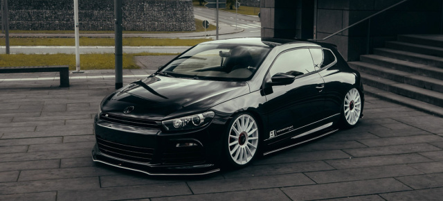 Ganz schön deep: Pechschwarzer VW Scirocco mit grellweißen Felgen zu Boden gebracht