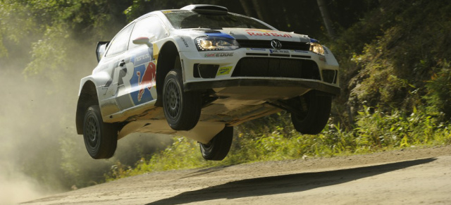 VIDEO: Rallye Finnland -  Sébastien Ogier fliegt im Polo WRC auf Platz 1: X-Games für Fortgeschrittene: Spektakuläre Flugshow des Polo WRC
