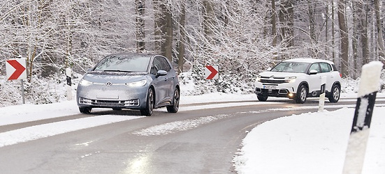 Der erste Schnee ist da - Ratgeber: Sicher Fahren im Winter - welche Fehler sind zu vermeiden?