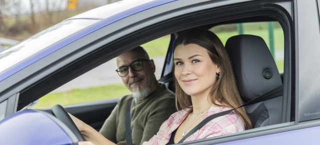 Repräsentative Umfrage der DEVK: Über 90 Prozent der jungen Leute wollen ein eigenes Auto