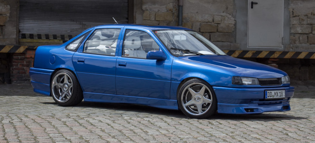 Blau-Weiss und nicht aus Bayern: 1993er Opel Vectra A mit Chrom und Leder