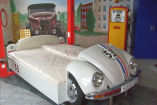 Möbel aus Autos  der Käfer im Schlafzimmer: Martin Schlund baut aus Oldtimern einzigartige Automöbel