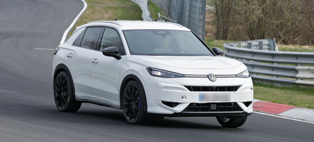 Der neue T-Roc R zeigt sich fast ungetarnt auf der Nordschleife – mit elektrifiziertem TSI: VW T-Roc R (2026) erwischt: Mehr Power, Mildhybrid und 20-Zoll-Warmenau