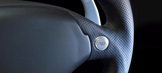 Griffiges Tuning: Raid Daytona GT : Airbaglenkrad mit Wippenschaltung
Oberfläche aus edlen Leder- und Alu-Elementen