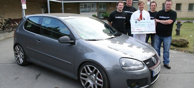 Golf5GTI.com Community übergibt Spendenscheck an Wolfsburger "Villa bunterkund": 