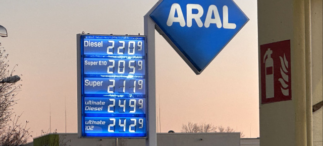 Rekordpreise im März 2026 und ein fragwürdiges neues System: Die einmalige Preisanpassung um 12 Uhr sorgt für spürbare Mehrkosten beim Tanken.: Diesel so teuer wie nie: Spritpreisbremse treibt Preise weiter nach oben