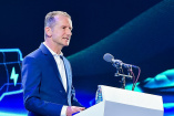 Volkswagen-Konzernchef Herbert Diess wehrt sich gegen die Kritik: "Der nächste Golf darf nicht aus China kommen"