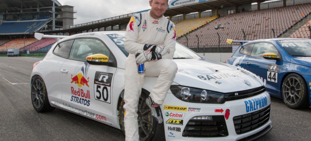 Felix Baumgartner, der Red Bull Stratos-Held, springt beim Scirocco R Cup ein: Rennoverall statt Raumanzug: Stratosphären-Springer Felix Baumgartner geht beim Finale des Volkswagen Scirocco R-Cup an den Start.