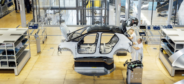 Nach über 20 Jahren Fahrzeugfertigung wird die GMD in Dresden zur Forschungs- und Technologieplattform – ein Einschnitt für Beschäftigte und die Region: Gläserne Manufaktur Dresden: Volkswagen beendet Fahrzeugproduktion