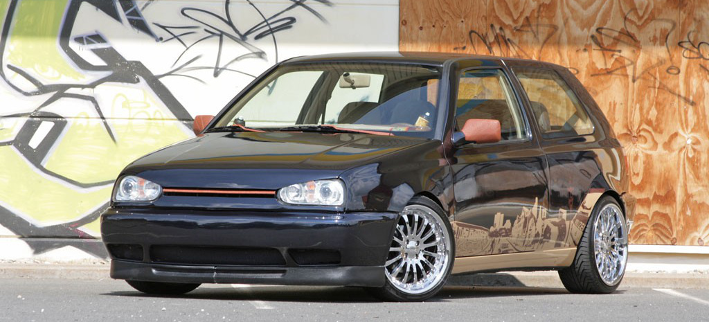 https://www.vau-max.de/thumbs/img/News/59/10/00/p/p_full/neuer-look-dank-klimawandel-vw-golf-3-tuning-vom-totalschaden-zum-grafitti-golf-mit-hammer-interieur-1059.jpg