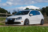 "Air"enwertes Tuning:: Texanischer VW Golf 5 R32 mit Rotiform und Airride