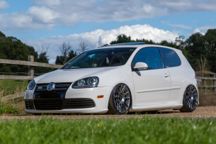 "Air"enwertes Tuning:: Texanischer VW Golf 5 R32 mit Rotiform und Airride