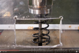 VIDEO: Hier stirbt eine Fahrwerksfeder : Fahrwerksfeder in der Hydraulikpresse 