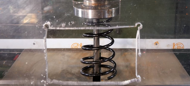 VIDEO: Hier stirbt eine Fahrwerksfeder : Fahrwerksfeder in der Hydraulikpresse