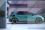 Mehr Geld für Verbenner - VW am Scheideweg?: Volkswagen pusht weiter massiv die Elektromobilität, verkündet aber gleichzeitig hohe Investitionen in die Verbrenner-Entwicklung
