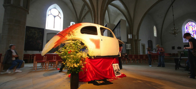 Ein Käfer in der Kirche: Typ 38 aufgebahrt?: Heiligs Blechle oder Marien-Käfer ? Weder noch - vermutlich einer von drei noch existenten VW38-Prototypen
