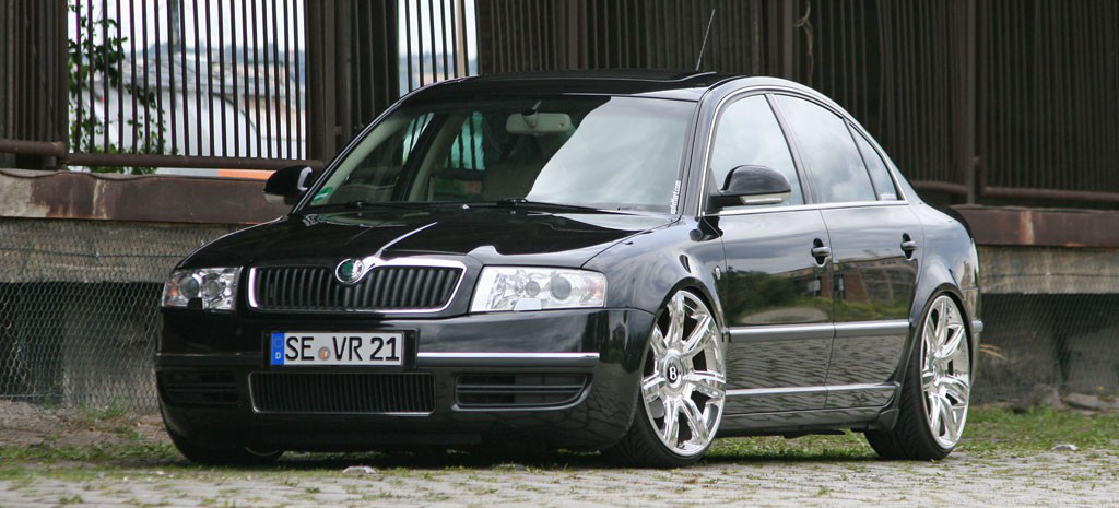 einfach superb oem look fuer den skoda skoda superb mit 20 zoll bentley wheels und kw ultra low gewindefahrwerk 2566